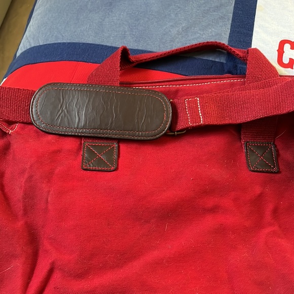 Vintage Orvis Canvas Weekender Bag. Red w/ shoulder strap. Genuine leather trim - Picture 4 of 10